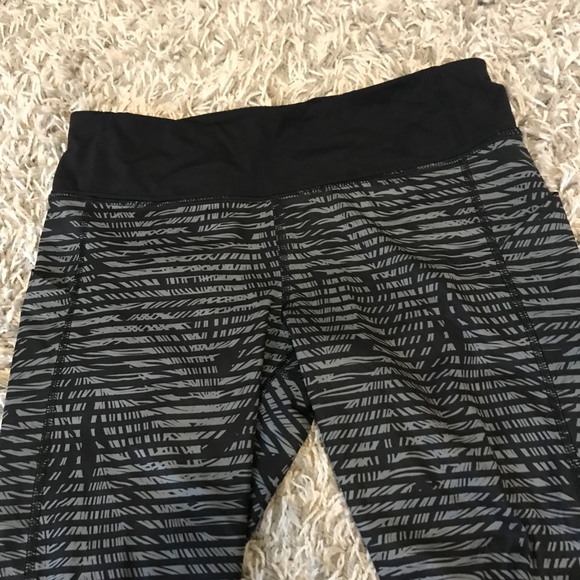 Lululemon Cropped Leggings - Picture 5 of 6
